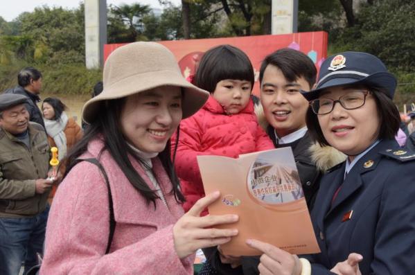 马桶上插荷花打一生肖，解密传统文化中的生肖谜语